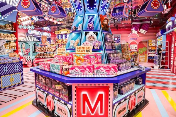 乐鱼中国顶奢商圈加快拥抱爱好消耗MINISO SPACE入驻南京德基(图2)