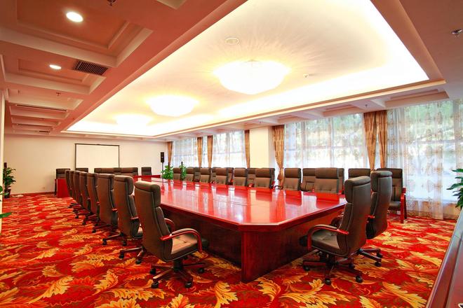 乐鱼电子【嘉宁颂】北京平谷办公室装修：庄重集会室的典礼感美学